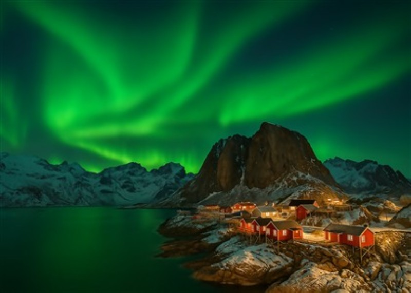 Magisk Nordlys Over Fjordens Skønhed - Oplev den spektakulære skønhed af nordlys, der danser over en stille fjord og majestætiske bjerge. Dette betagende billede bringer naturens vidundere ind i dit hjem og skaber en rolig atmosfære.