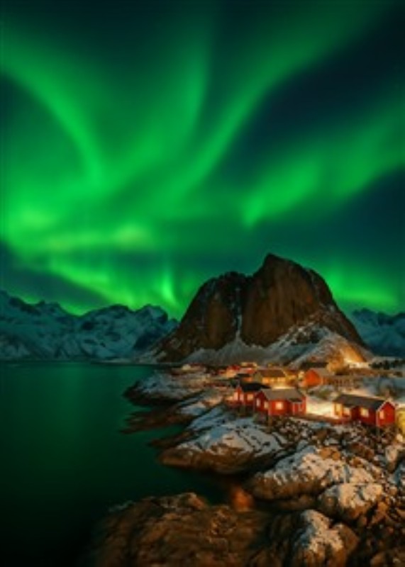 Nordlysens Magi Over Fjeldet - Oplev den betagende skønhed af nordlyset, der elegant dansende over det snedækkede bjerglandskab ved vandet. Denne illustration bringer en følelse af ro og fortryllelse ind i dit hjem og vækker drømme om nattehimlens vidundere.